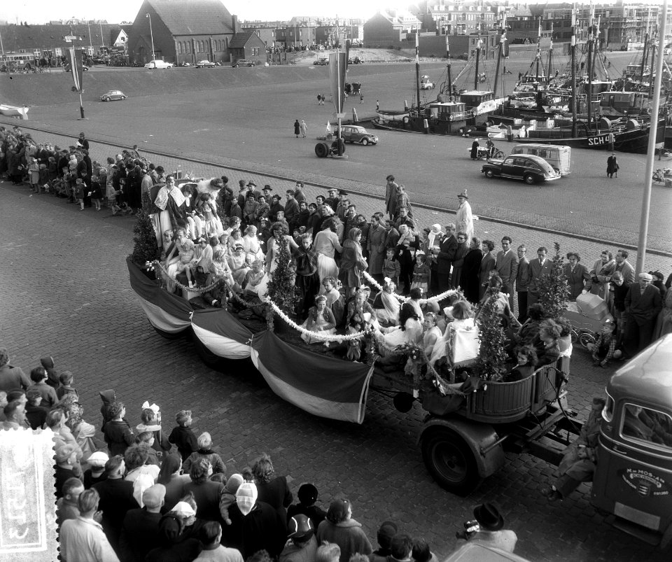 Vlaggetjesdag Scheveningen, vlootrevue en optocht, Bestanddeelnr 907-1513