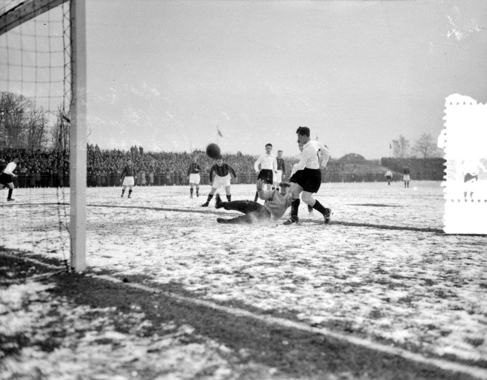 Voetbal. Nederland tegen Djurgarden 3-1, Klaas Smit maakt gelijkmaker, Bestanddeelnr 907-0064