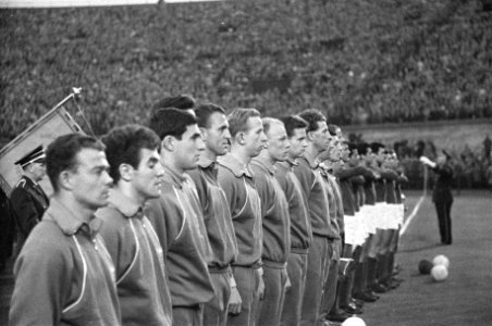 Voetbal. Nederland tegen Mexico 1-2 in het Olympisch Stadion. Op de voorgrond N…, Bestanddeelnr 912-3705