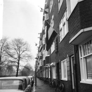 Vlaggen halfstok voor Churchill in Amsterdam op Churchilllaan, Bestanddeelnr 917-3693