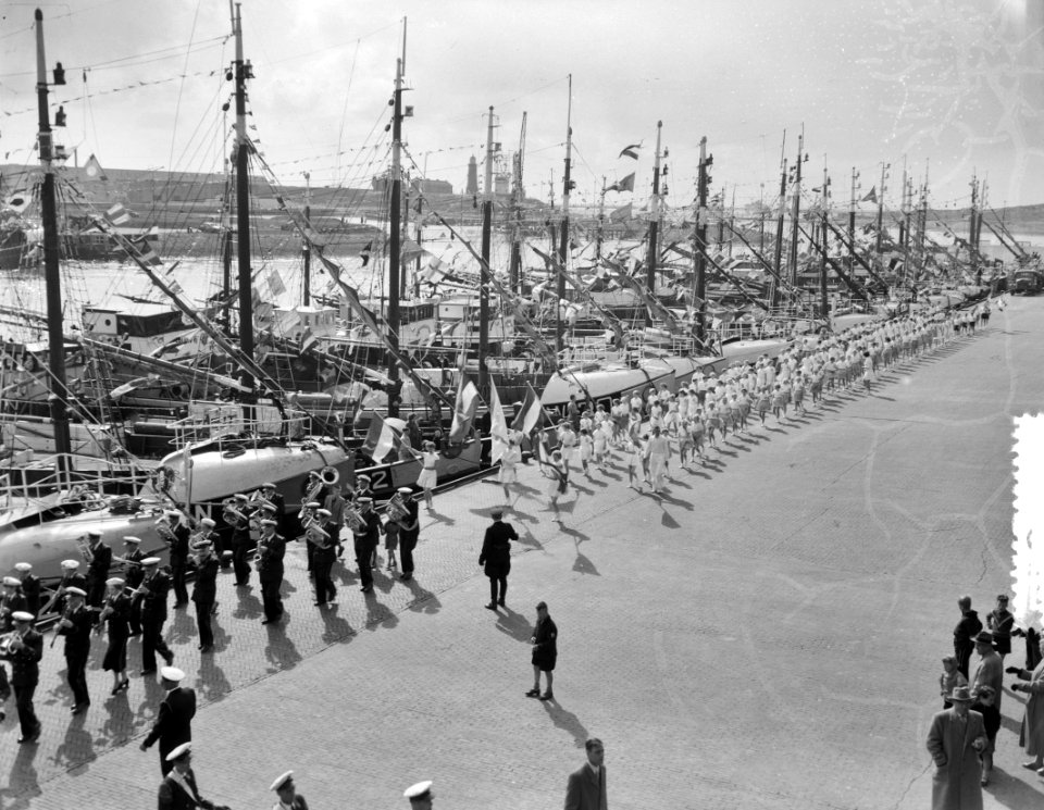 Vlaggetjesdag te IJmuiden. Optocht, Bestanddeelnr 907-7721