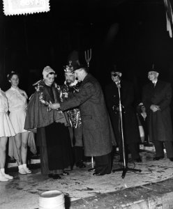 Vlaggetjesdag IJmuiden en optocht, verkiezing Haringkoning en koningin, Bestanddeelnr 906-4788
