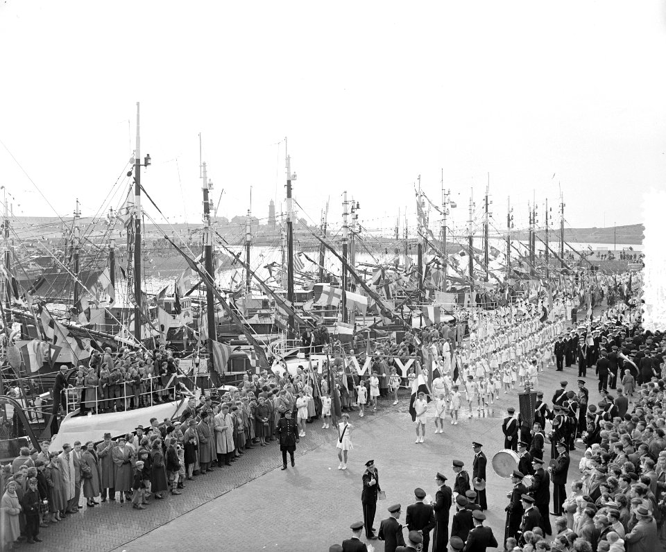 Vlaggetjesdag IJmuiden en optocht, Bestanddeelnr 906-4785