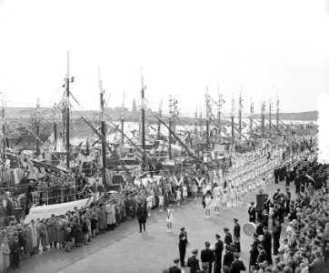 Vlaggetjesdag IJmuiden en optocht, Bestanddeelnr 906-4785 photo