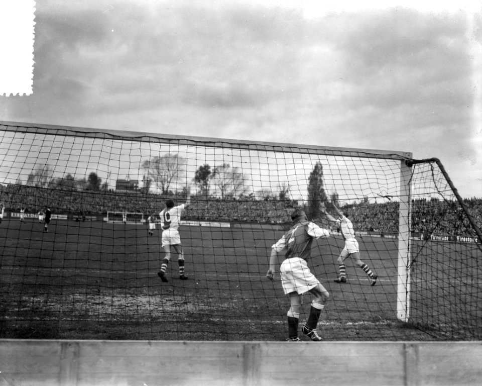 Voetbal Ajax tegen Elinkwijk 1-0. Spelmoment, Bestanddeelnr 908-1079