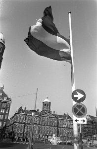 Vlaggen halfstok in Amsterdam dood ds. King . Vlag halfstok op de Munttoren, Bestanddeelnr 921-2412