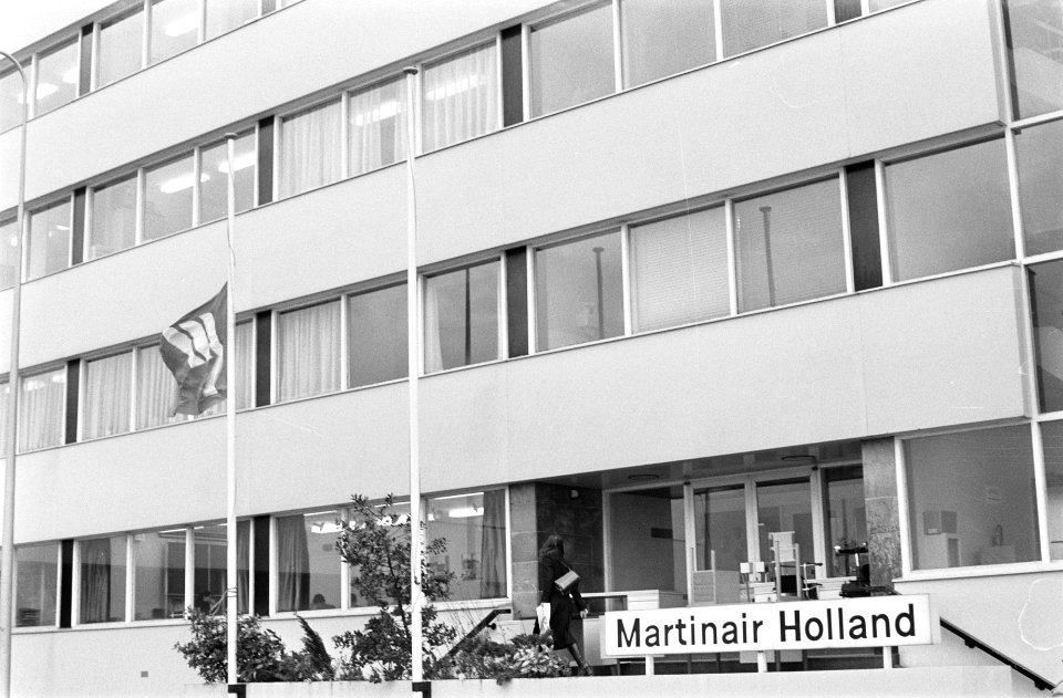 Vlag halfstok bij Martinair op Schiphol, Bestanddeelnr 927-6268