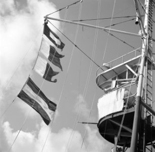 Vlaggen op het Nederlandse fregat Hr.Ms. Van Speijk in de haven van Caracas in V, Bestanddeelnr 252-8496