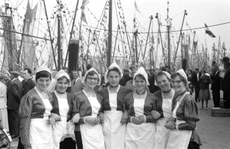 Vlaggetjesdag in Den Oever . Meisjes met nieuw costuum, Bestanddeelnr 912-8944