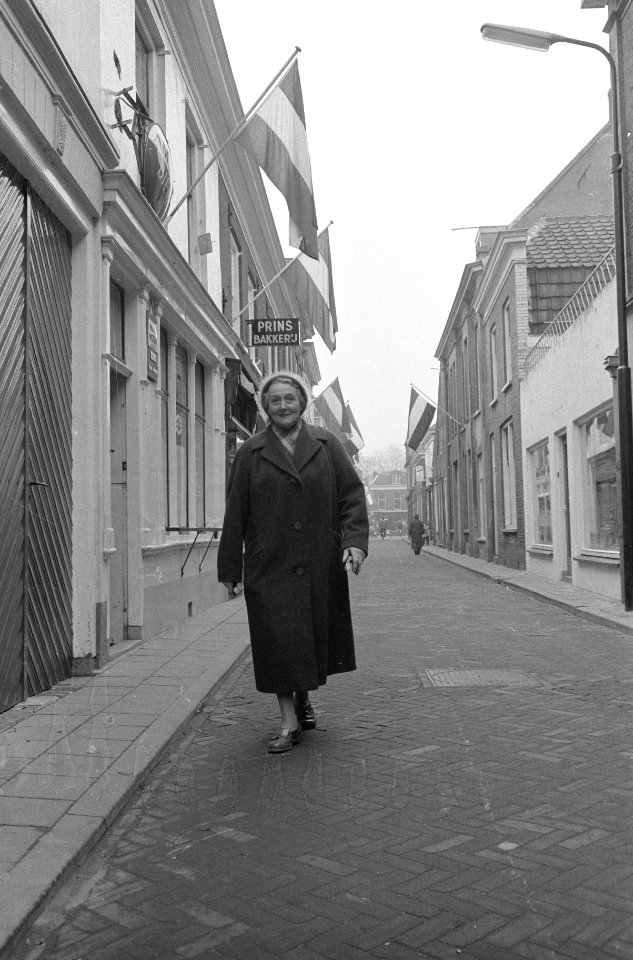 Vlaggen in Breukelen tgv wereldkampioen H van de Gri moeder Van de Grift loo, Bestanddeelnr 912-1191