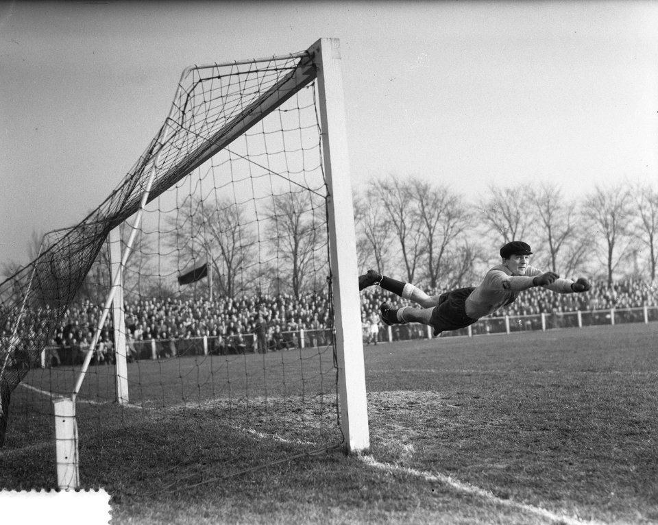 Voetbal. DWS tegen AGOVV 3-0. Keeper Bremer van AGOVV in actie, Bestanddeelnr 904-9122