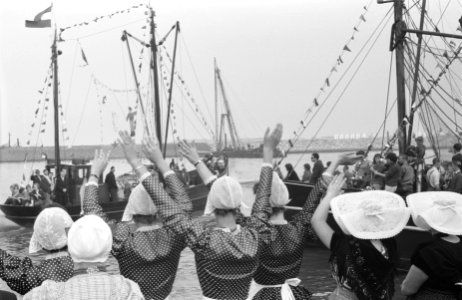 Vlaggetjesdag in Den Oever . Meisjes wuiven boot na, Bestanddeelnr 912-8945