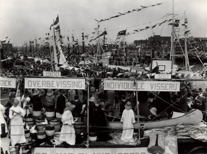 Vlaggetjesdag in de Vissershaven. Aangekocht in 1977 van fotograaf C. de Boer. Identificatienummer 54-005543, NL-HlmNHA 54005543