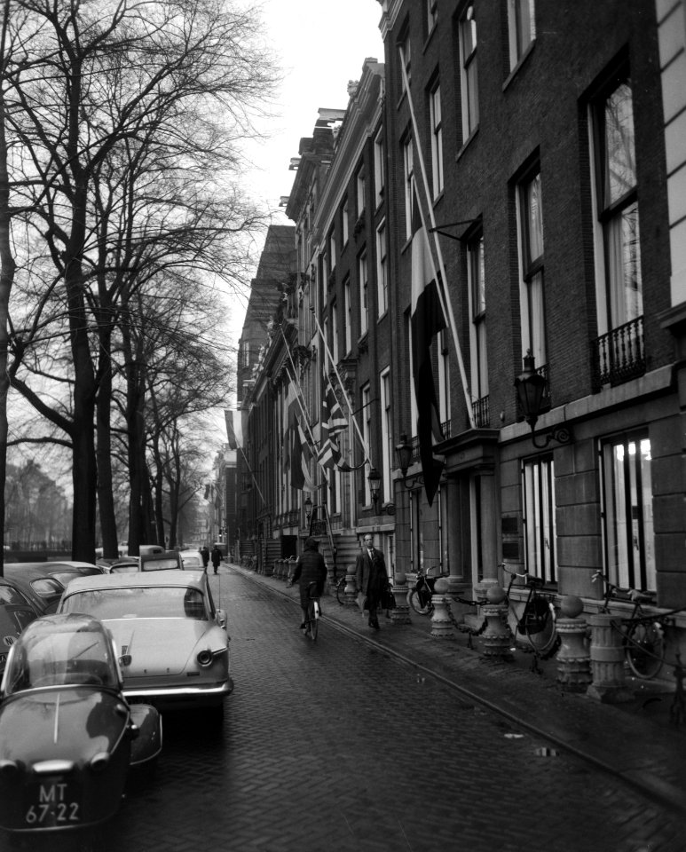 Vlaggen halfstok in Amsterdam bij overlijden Churchill, Bestanddeelnr 917-3712