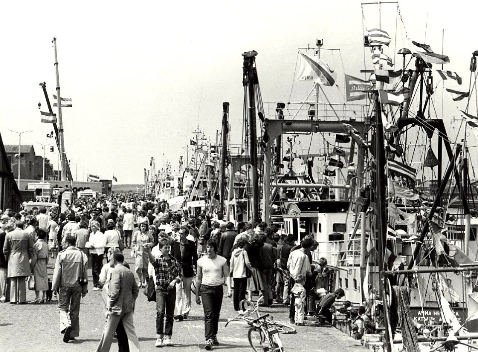 Vlaggetjesdag te IJmuiden. Aangekocht in 1982 van fotograaf C. de Boer. - Negatiefnummer 20835 k 25. - Gepubliceerd in het Haarlems Dagblad van 09.06.1981. Identificatienummer 54-012242, NL-HlmNHA 1478 25900 K 38