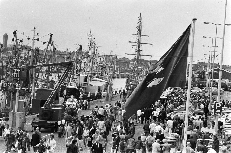 Vlaggetjesdag in Scheveningen overzicht van de haven, Bestanddeelnr 932-9809
