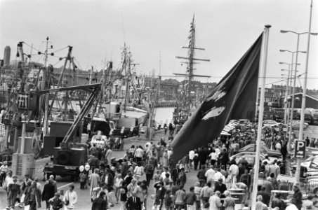 Vlaggetjesdag in Scheveningen overzicht van de haven, Bestanddeelnr 932-9809