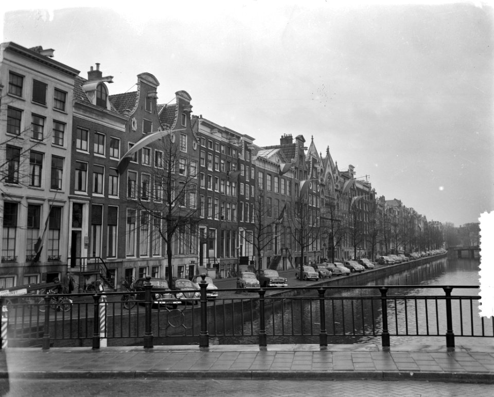 Vlaggen halfstok in Amsterdam vanwege Russische inval in Hongarije, Bestanddeelnr 908-1251