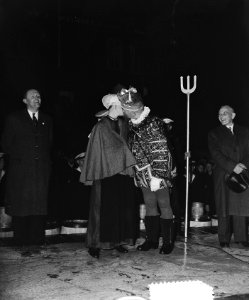 Vlaggetjesdag IJmuiden en optocht, verkiezing Haringkoning en koningin, Bestanddeelnr 906-4790 photo