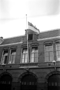 Vlag halfstok op brandweerkazernes na brand Marbon Amsterdam vlag op Hobbemakade, Bestanddeelnr 924-8083