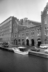 Vlag halfstok op brandweerkazernes na brand Marbon Amsterdam, Bestanddeelnr 924-8085