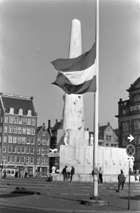 Vlaggen halfstok in Amsterdam dood ds. King . Vlag bij Nationaal Monument op de , Bestanddeelnr 921-2410