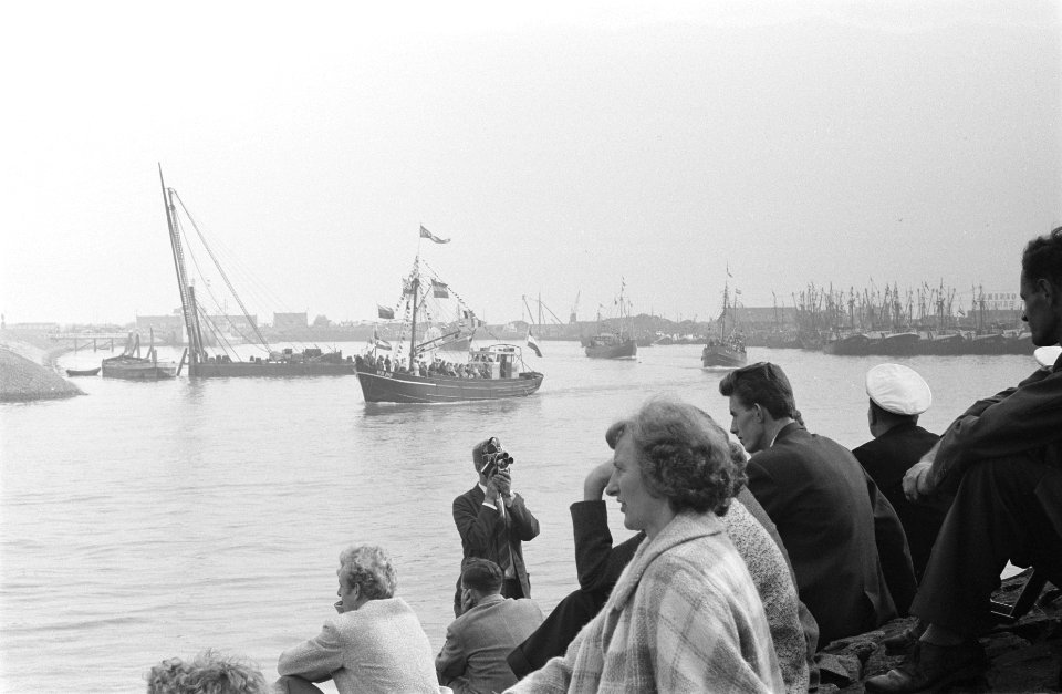 Vlaggetjesdag in Den Oever . Toeschouwer aan de kant, Bestanddeelnr 912-8942
