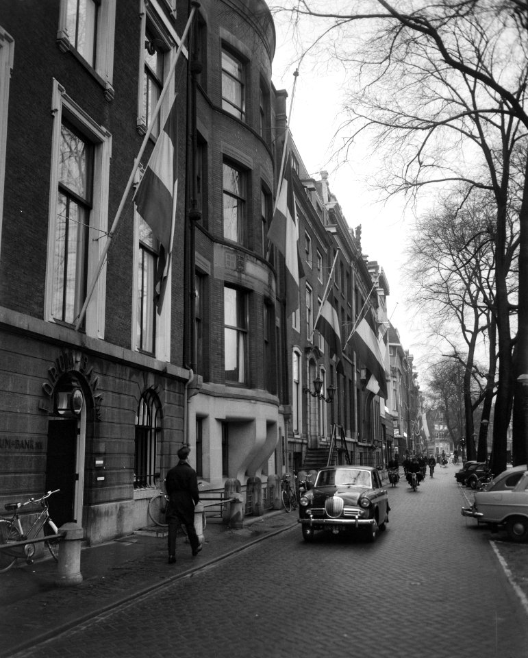 Vlaggen halfstok in Amsterdam bij overlijden Churchill, Bestanddeelnr 917-3713
