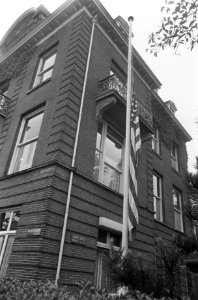 Vlag halfstok bij Amerikaans consulaat te Amsterdam in verband met overlijden Ro, Bestanddeelnr 921-4172
