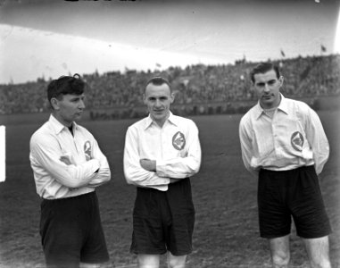 Voetba. Amsterdam tegen Zwaluwen. Spelers Zwaluwen, Vlnr. Abe Lenstra, Brandsma…, Bestanddeelnr 903-7728
