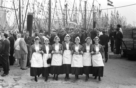 Vlaggetjesdag in Den Oever . Meisjes uit Den Oever, Bestanddeelnr 912-8943