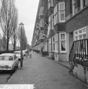 Vlaggen halfstok in Amsterdam op Rooseveltlaan, Bestanddeelnr 915-7805