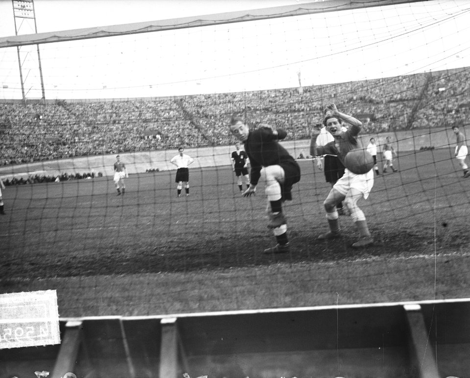 Voetbal. Bondselftal tegen Derby County (1-1) in het Olympisch Stadion, Bestanddeelnr 904-5951