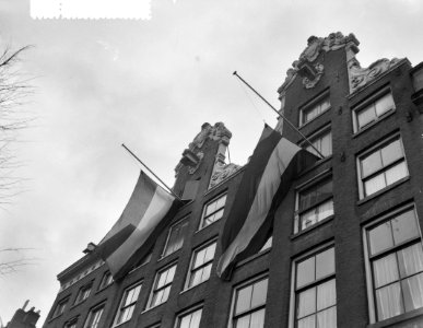 Vlaggen halfstok in Amsterdam vanwege Russische inval in Hongarije, Bestanddeelnr 908-1252