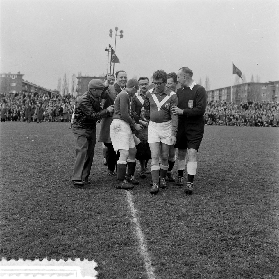 Voetbal. AVRO tegen Club van 100, Bestanddeelnr 908-4919