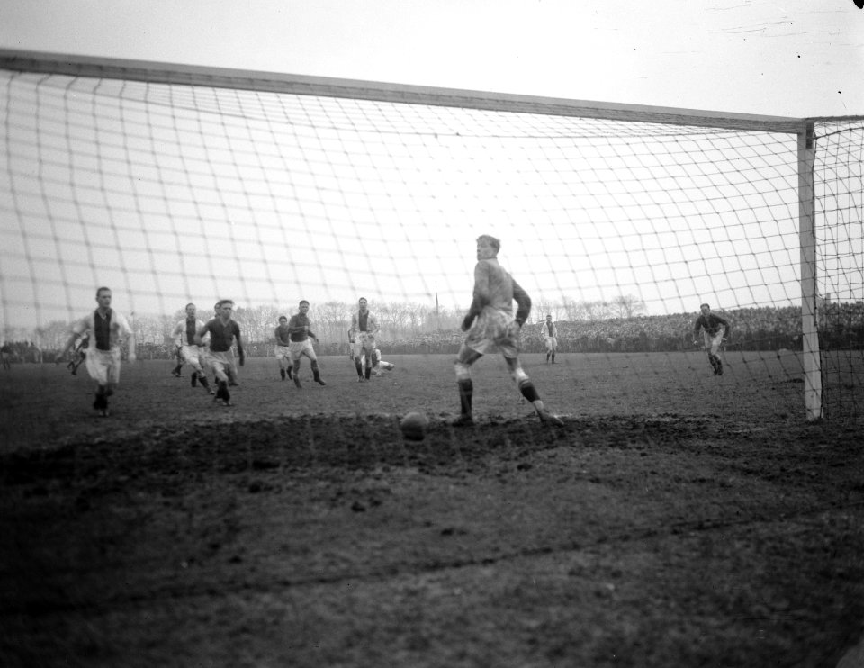 Voetbal. HVC tegen Ajax 0-3. (HVC-keeper Brits wordt gepasseerd), Bestanddeelnr 906-9414