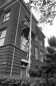 Vlag halfstok bij Amerikaans consulaat te Amsterdam in verband met overlijden Ro, Bestanddeelnr 921-4173