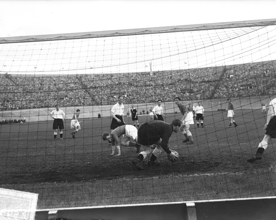 Voetbal. Bondselftal tegen Derby County (1-1) in het Olympisch Stadion, Bestanddeelnr 904-5952