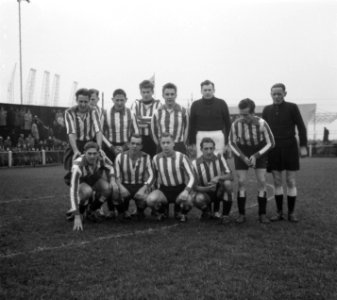 Voetbal. DWS tegen Leeuwarden (0-3). Elftal Leeuwarden, Bestanddeelnr 905-4280