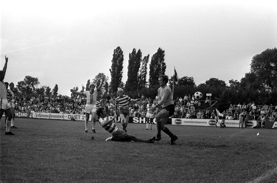 Voetbal, Vriendschappelijk Blauw-Wit tegen Holland Sport 1-1 spelmoment voor…, Bestanddeelnr 923-7376