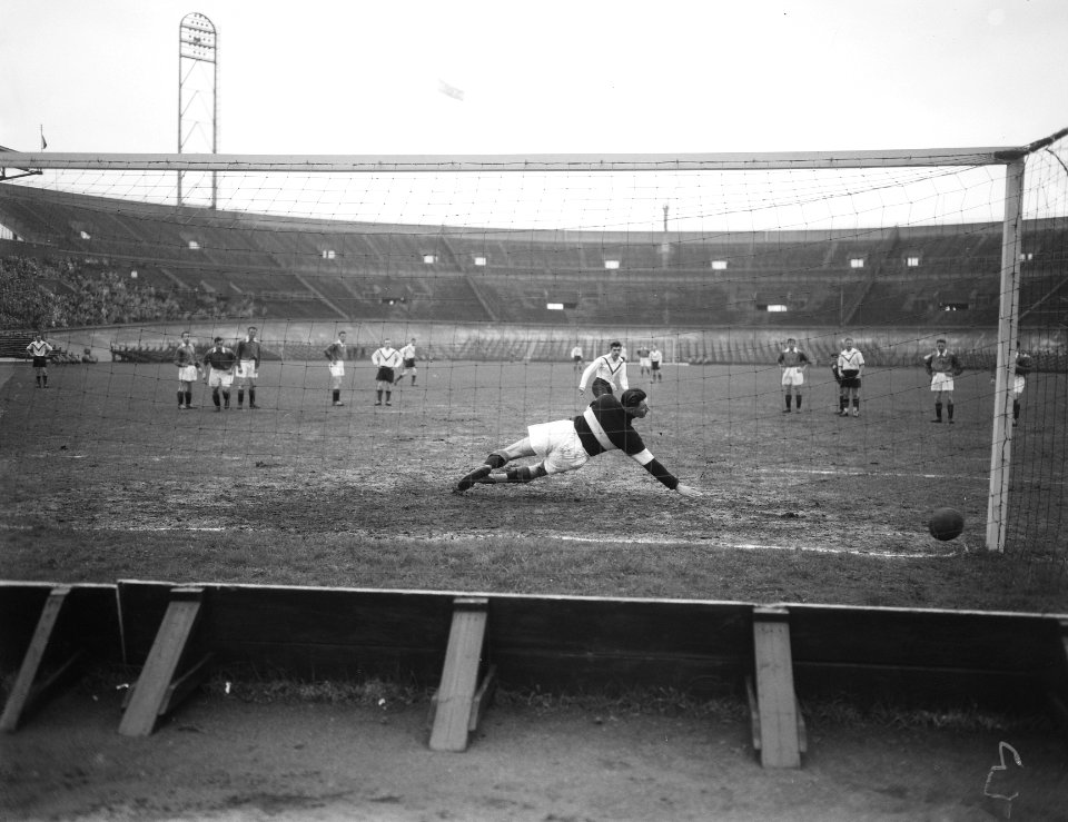 Voetbal Amsterdam tegen ADO 3-5, Bestanddeelnr 907-6893