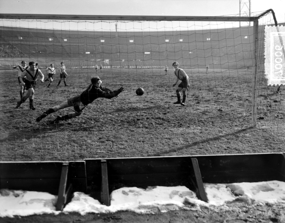 Voetbal Amsterdam tegen DOS 4-1, doelpunt, Bestanddeelnr 907-0006