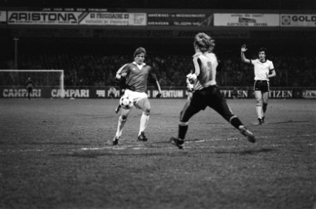 Voetbal, AZ67 tegen Lokeren om Uefacup, Peters (l) alleen voor het doel van Hoog, Bestanddeelnr 931-3554