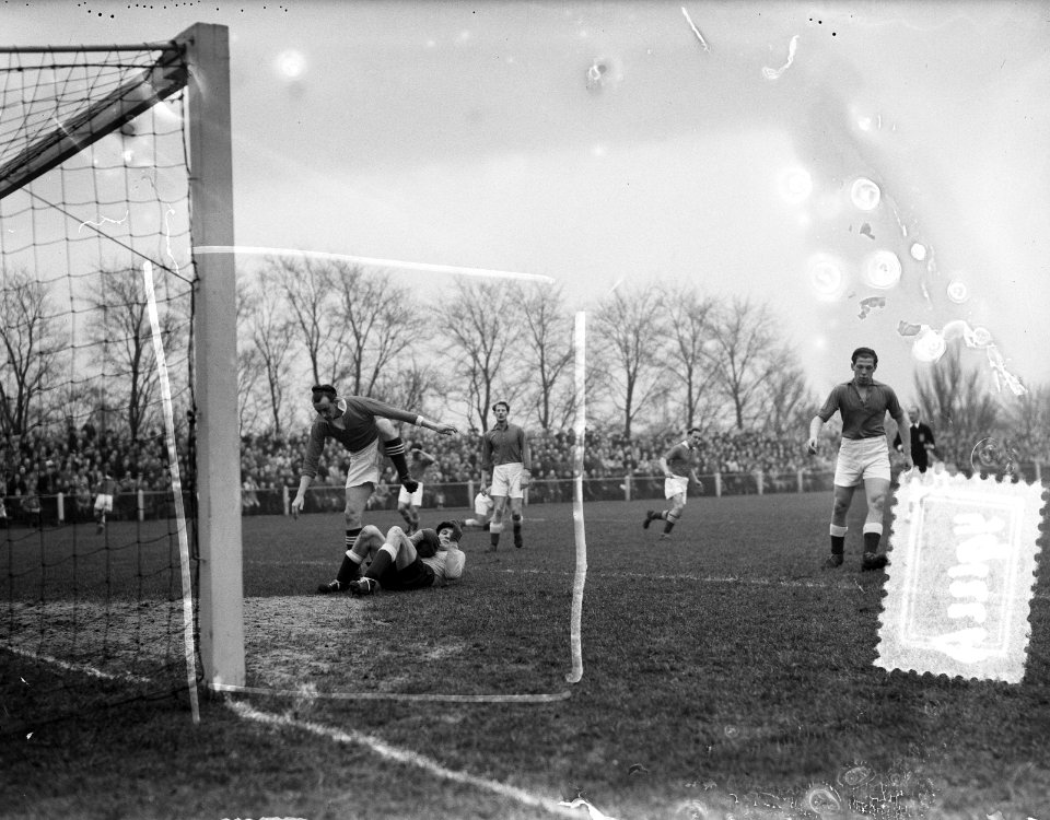 Voetbal. DWS tegen AGOVV (3-0). Spelmoment. Keeper Bremer (AGOVV) heeft de bal, Bestanddeelnr 934-5372