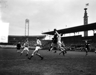 Voetbal Amsterdam tegen HVC 2-1, Bestanddeelnr 907-4456