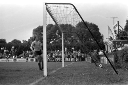 Voetbal, Vriendschappelijk. Blauw-Wit tegen Holland Sport 1-1 goal voor Blauw…, Bestanddeelnr 923-7375