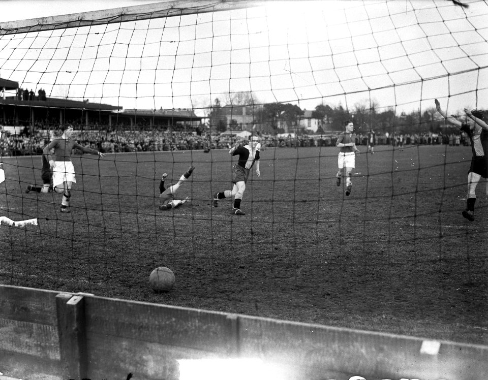 Voetbal. 't Gooi-Stormvogels 1-0. Doelpunt van 't Gooi wordt afgekeurd, Bestanddeelnr 903-2750