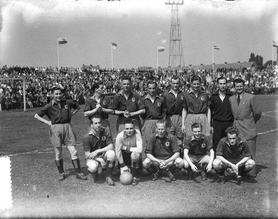 Voetbal. Nederlands kampioenschap. Haarlem-Willem II 2-3. Elftal van Haarlem, Bestanddeelnr 905-1185