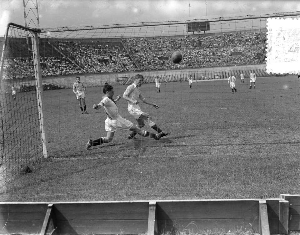 Voetbal. Nederlands kampioenschap. Ajax tegen Hermes DVS 1-2 spelmoment, Bestanddeelnr 905-1190