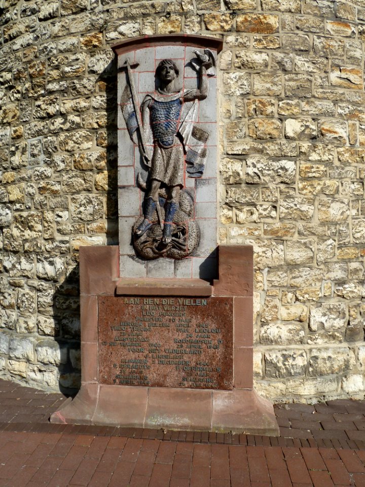 Voerendaal-Verzetsmonument bij de kerk (1)